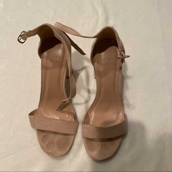 Universal Thread Shoes - Nude Chunky Heel Size 7.5!